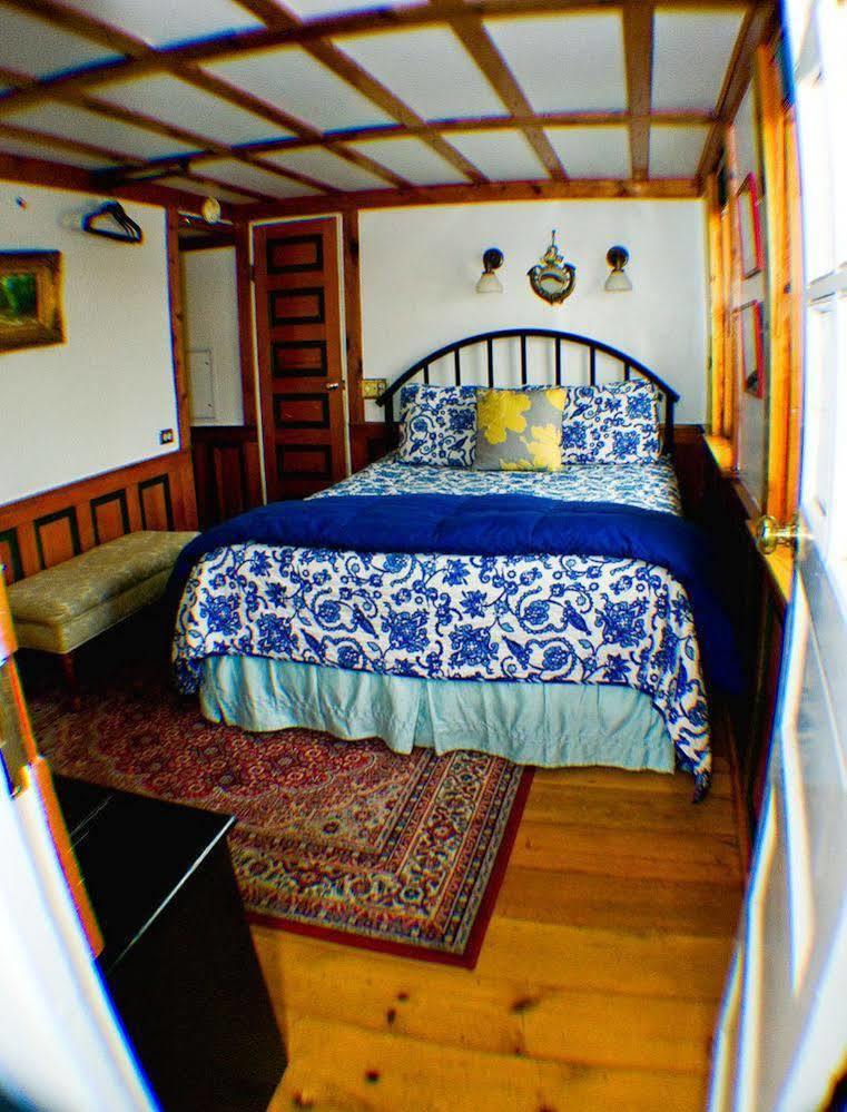 The Covington Houseboat Bed and Breakfast Saint Paul Exterior foto